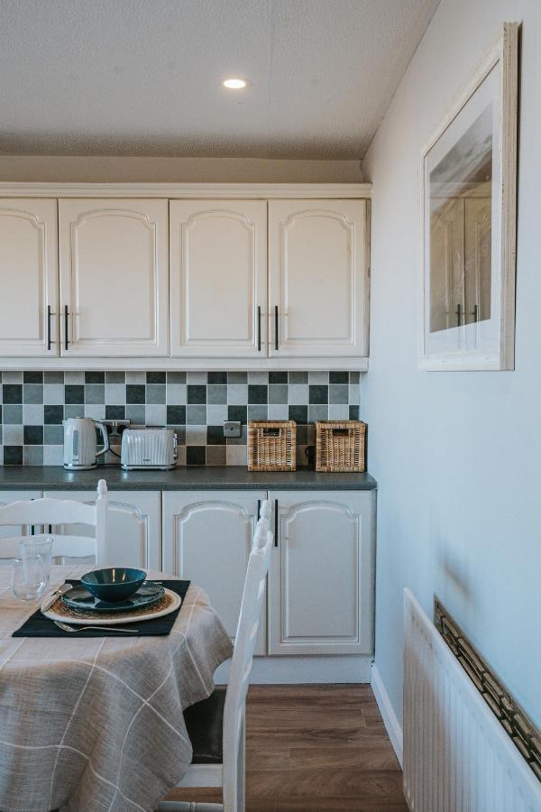 Tideaway - Cosy Seaside Village Bungalow Near Beach Castlerock Esterno foto
